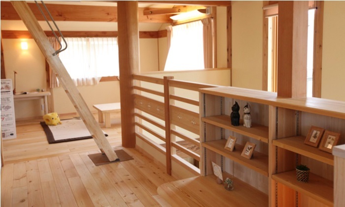 上階ホールの棚と小屋裏へ続くはしご