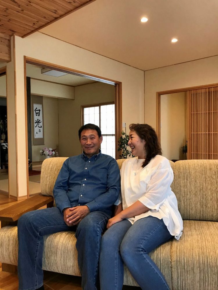 リビングのソファで過ごすT様ご夫婦