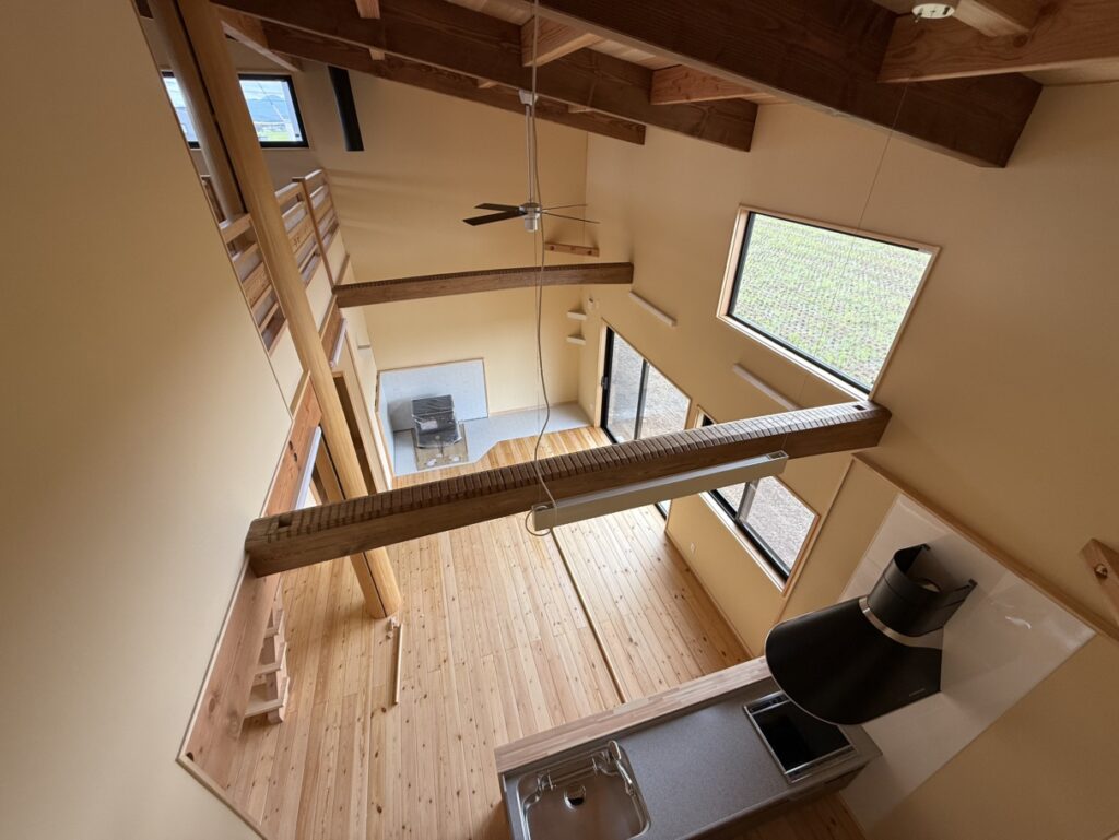 木のひらや展示場の上階から見下ろす吹抜けとLDK