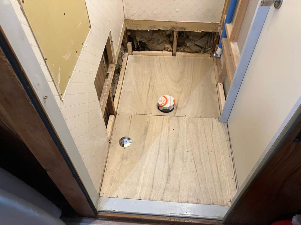 トイレは床の下地からやり直し