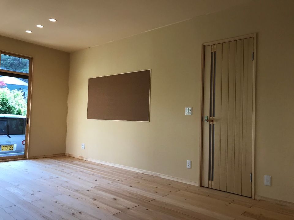 無垢の床の明るい部屋に