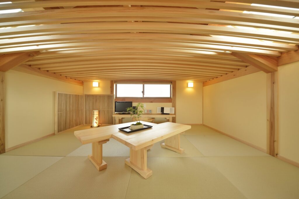 畳と格子天井、木の座卓を組み合わせた夢ハウスの和室参考事例